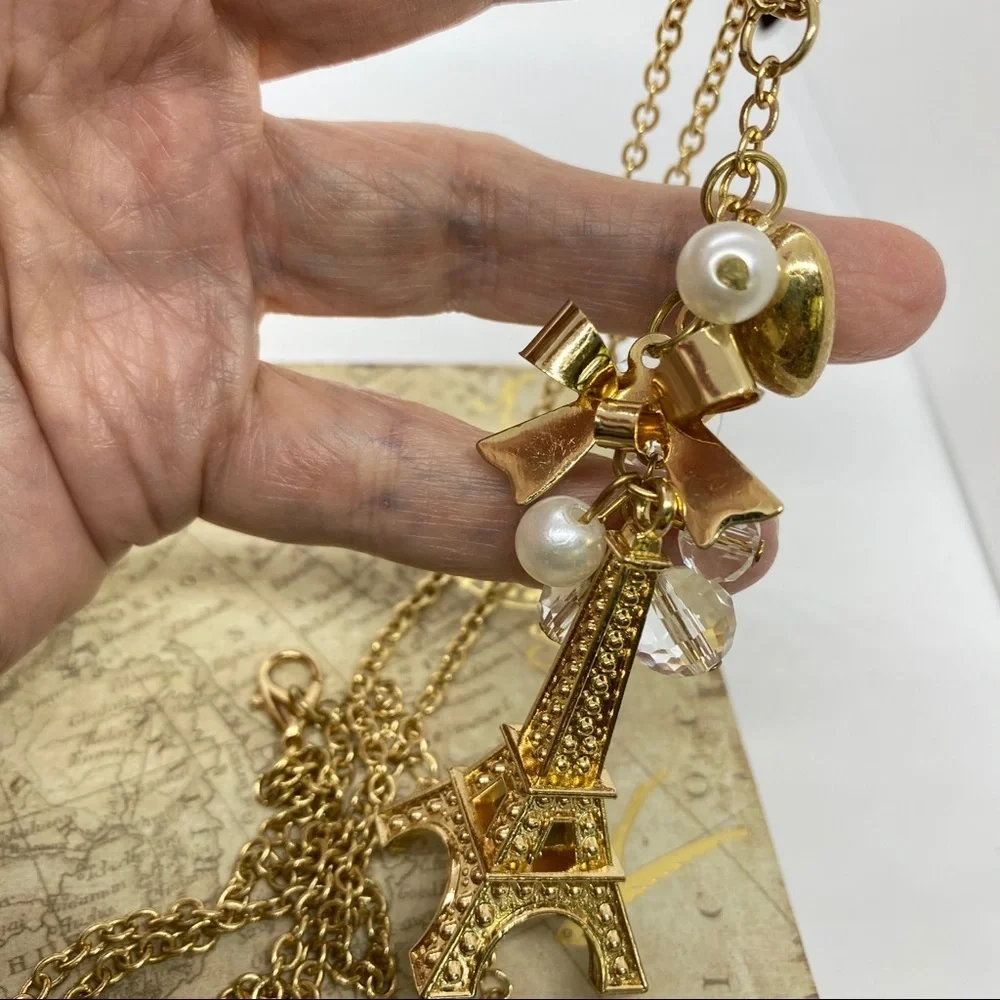 N/A eiffel tower